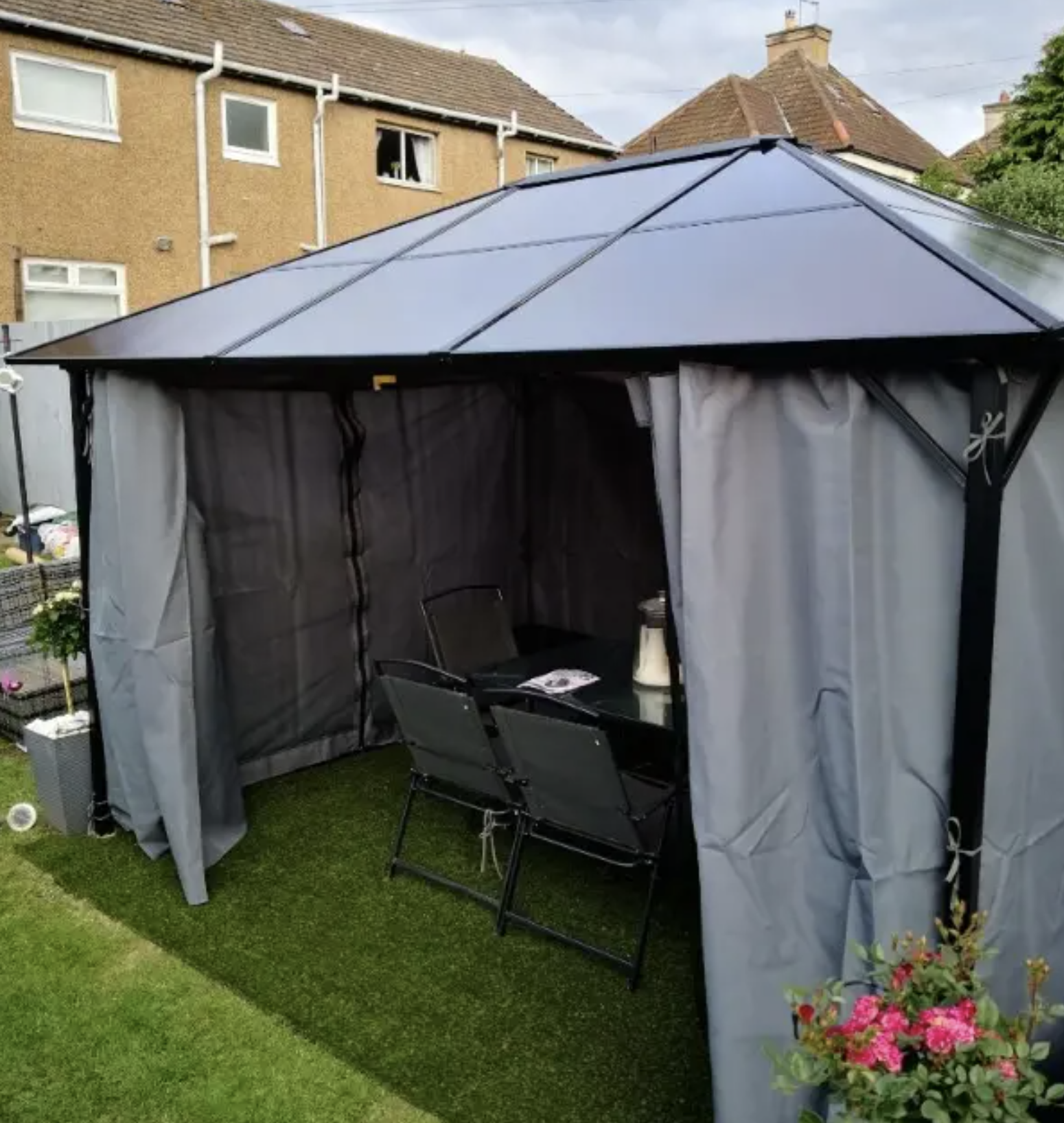 3x3 Garden Gazebo With Mesh Netting