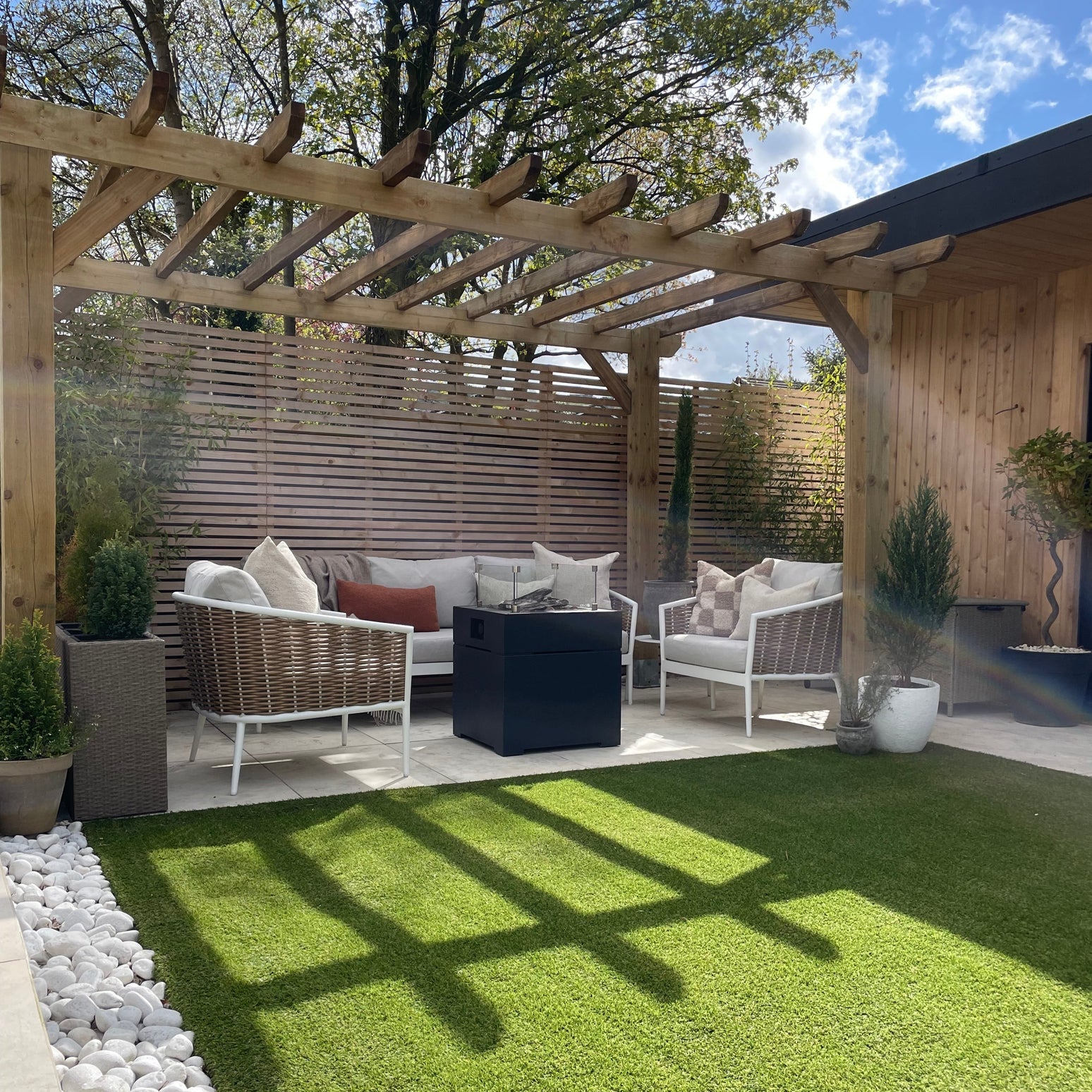 Cedar / Larch Slatted Fence Panels with 6mm Spacings for Modern Garden Fencing