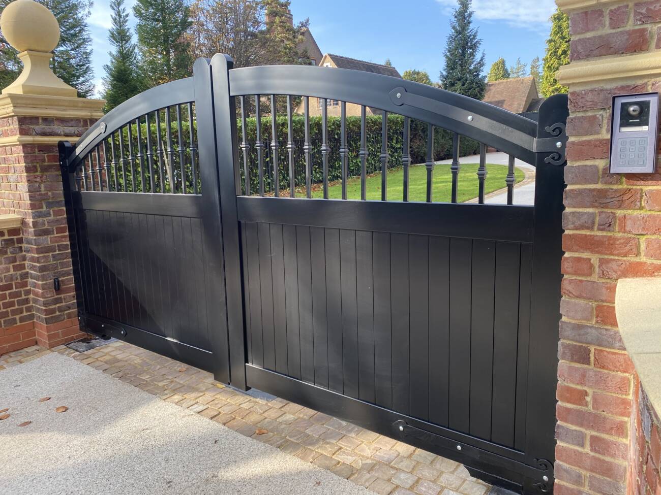 Curved Top Aluminium Driveway Gates With Mixed Infill