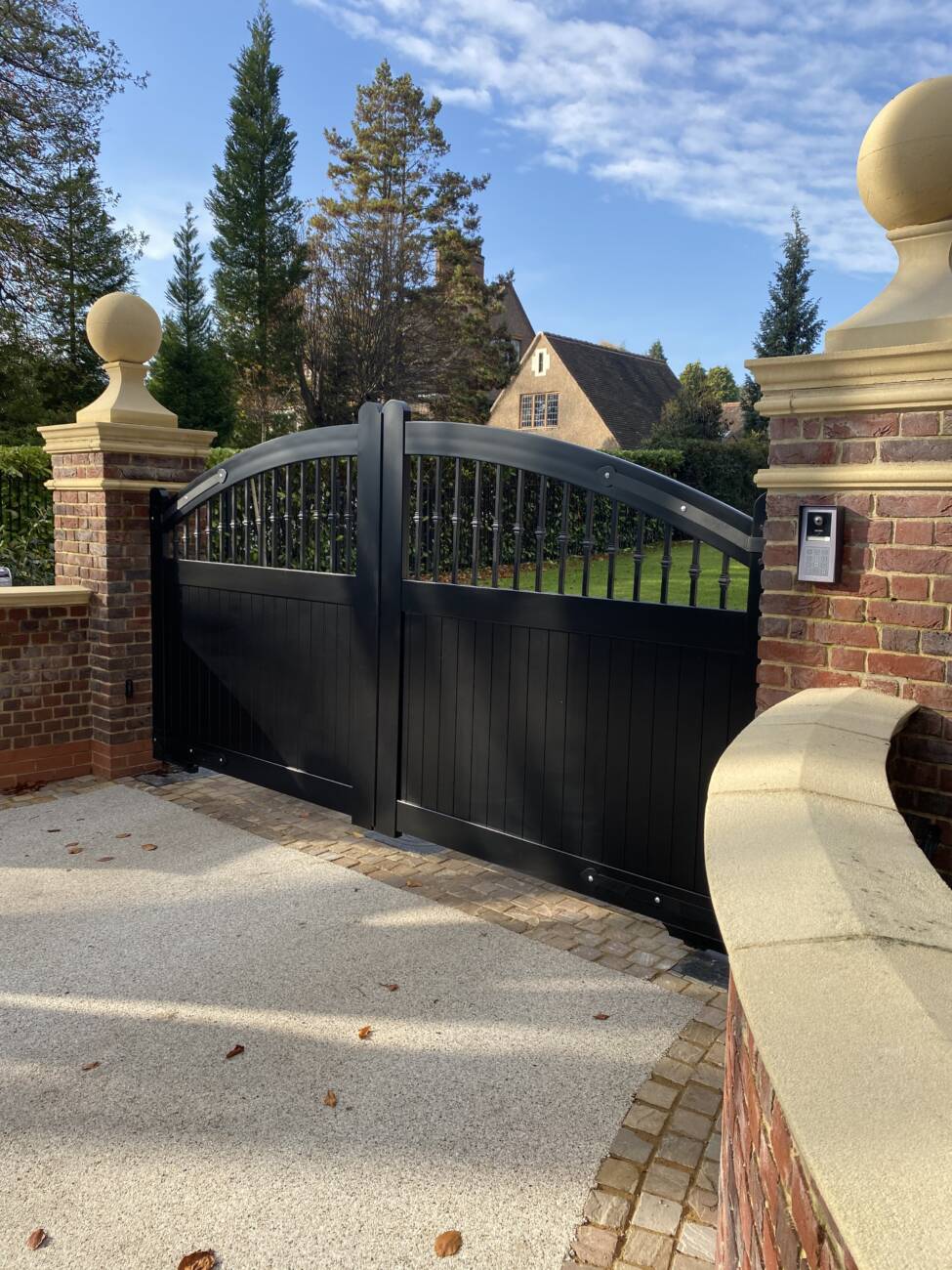 Curved Top Aluminium Driveway Gates With Mixed Infill