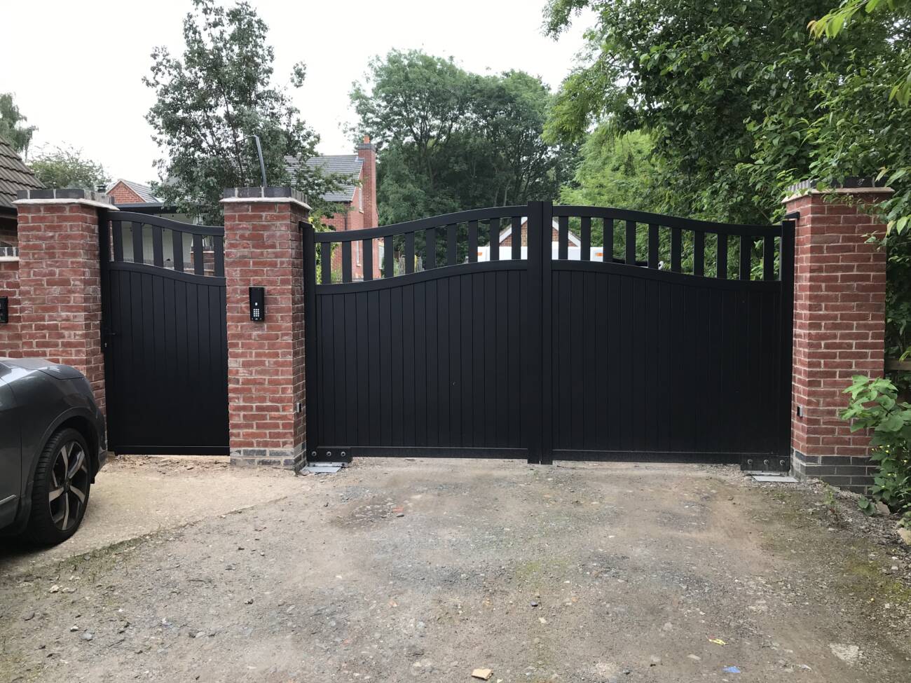 Readymade Bell Curved Top Aluminium Driveway Gates With Solid Mixed Infill